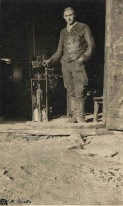 Pan Edward Szloch na kopalni APOLÓWKA w Sękowej w 1942 r.-kliknij