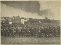 �o�nierze niemieccy na tle Gorlic w 1915 r.