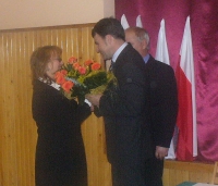 Zaprzysiona Pani Wjt odbiera gratulacje od przewodniczcego Rady Gminy Skowa