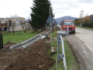 Prace przy budowie chodnika w Skowej