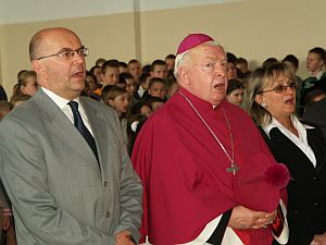 Od lewejdyr. szkoy Bogusaw Diduch, Bp Kazimierz Grny i wjt Skowej Magorzata Mauch 
